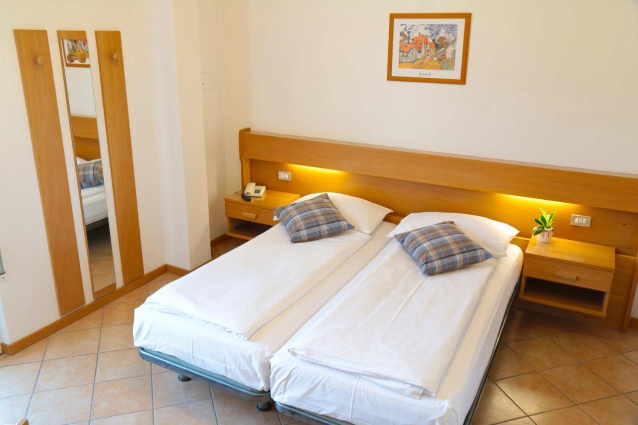 Hotel Villa Clara Torbole Sul Garda Exterior foto