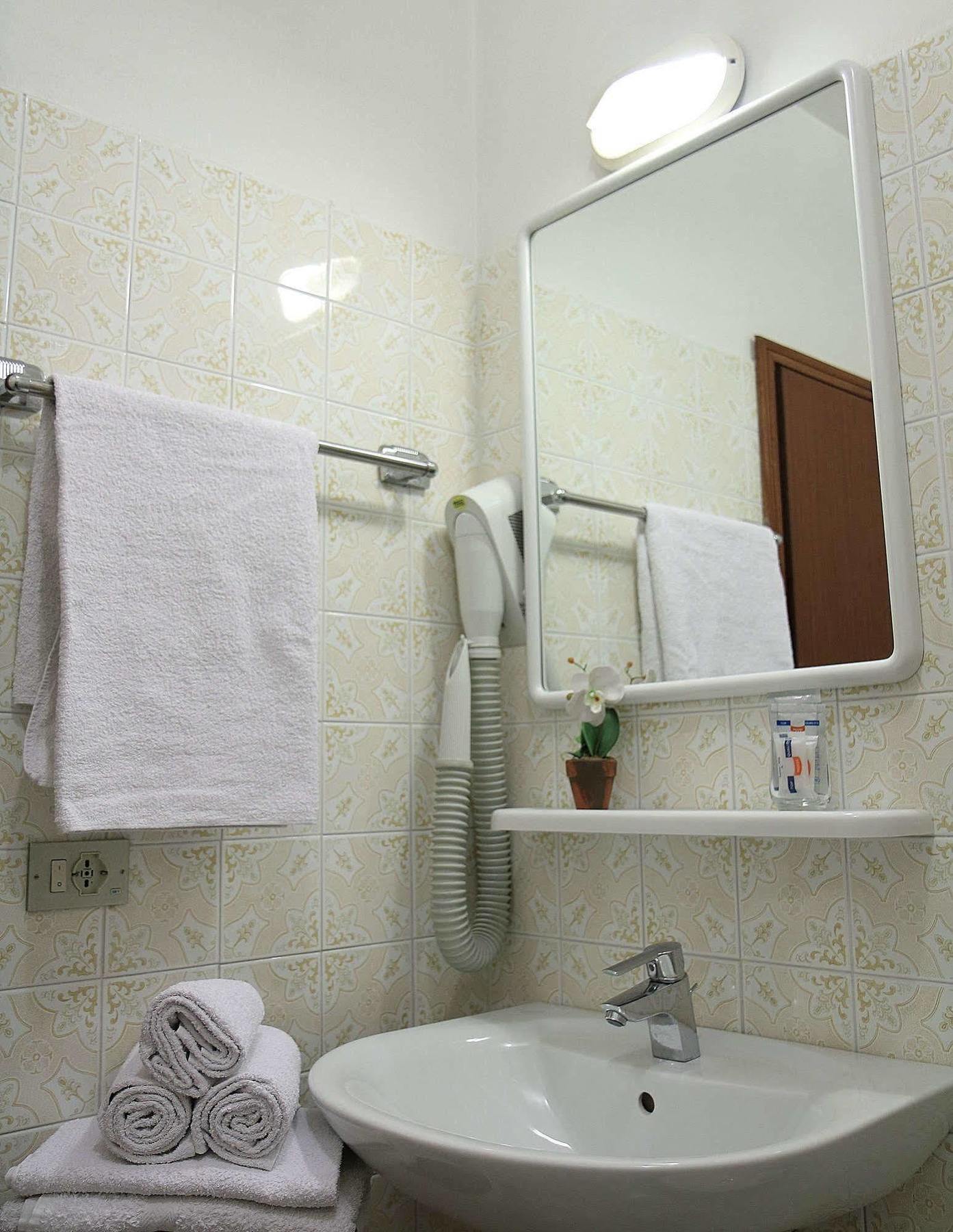Hotel Villa Clara Torbole Sul Garda Exterior foto