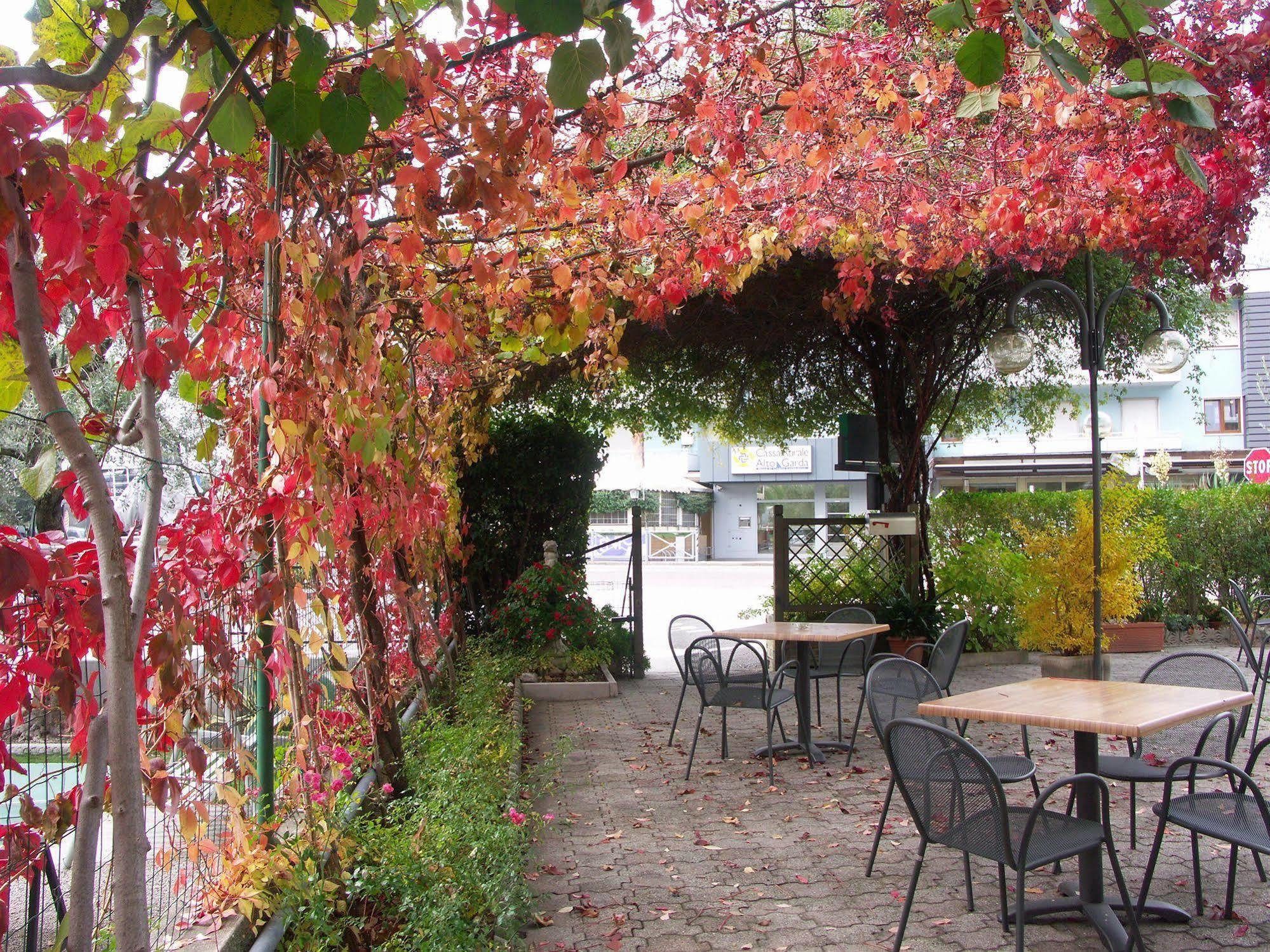 Hotel Villa Clara Torbole Sul Garda Exterior foto